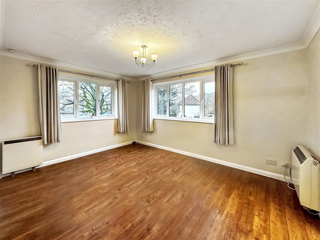Property photo 2 of 5 Rt_Wt_Bxh_T_Job118_Cloisters Court_24_041220231749