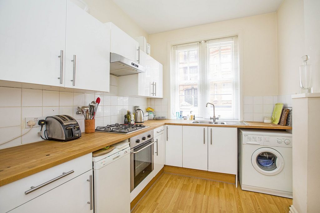 Property photo 3 of 7 Kitchen