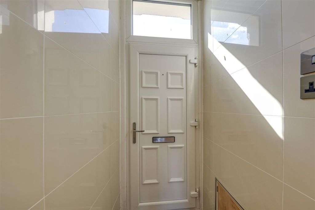 Property photo 3 of 16 Entrance Vestibule
