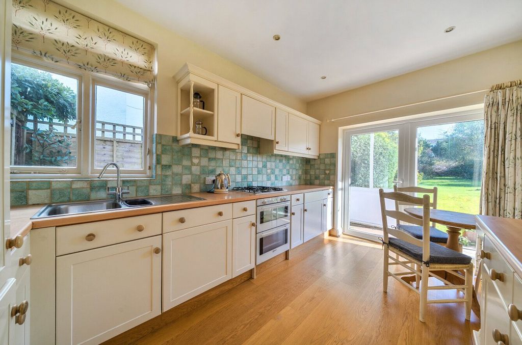 Property photo 3 of 12 Kitchen