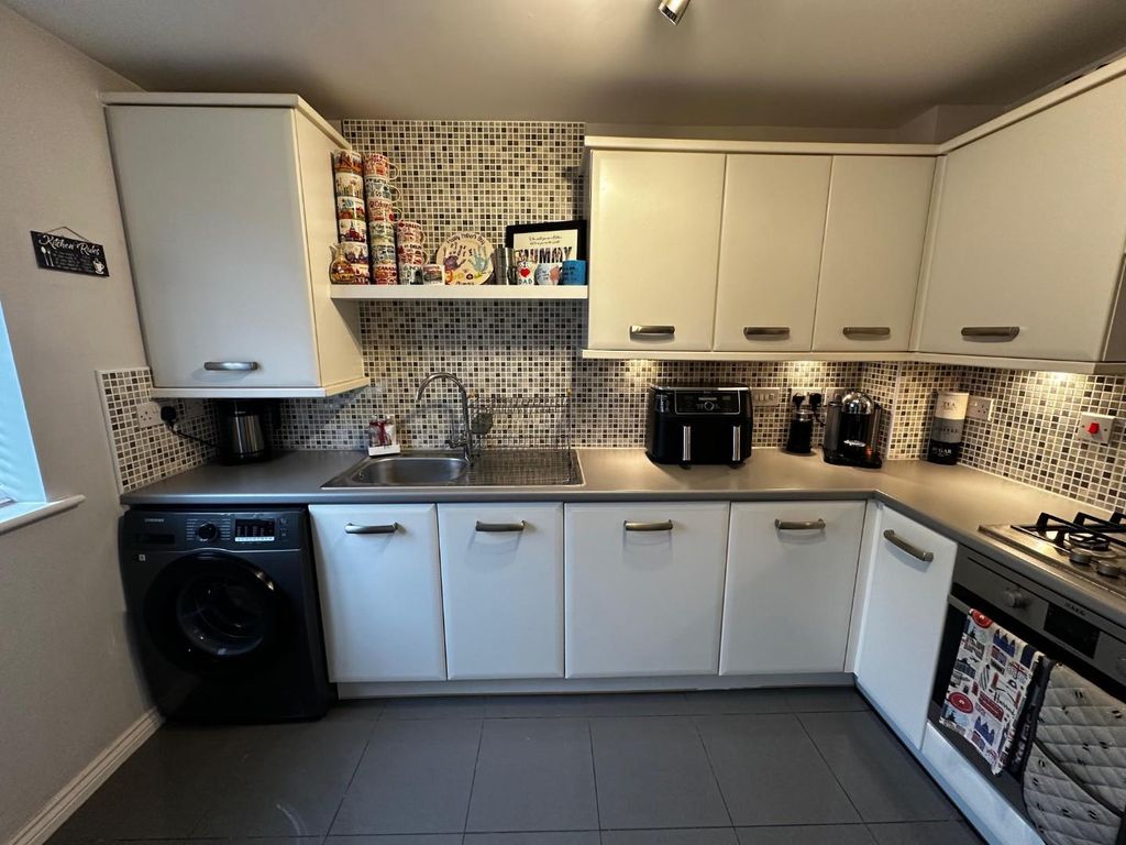 Property photo 3 of 22 Pel Crescent Kitchen2.Jpg