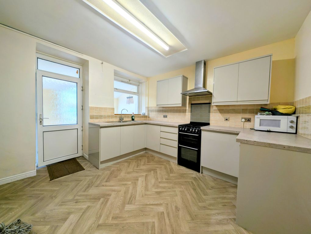 Property photo 3 of 25 Kitchen
