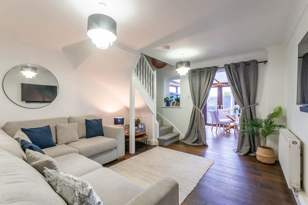 Property photo 3 of 12 Lounge