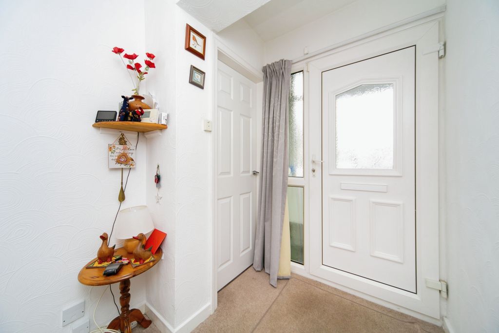 Property photo 2 of 17 Entrance Hall