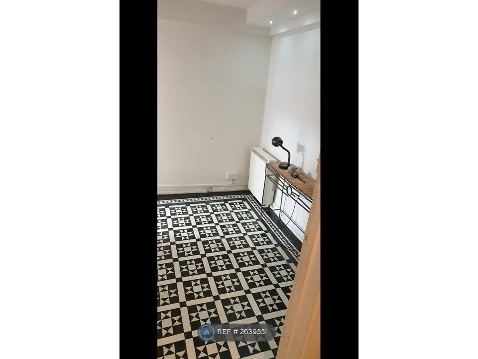Property photo 2 of 14 Entrance Hall