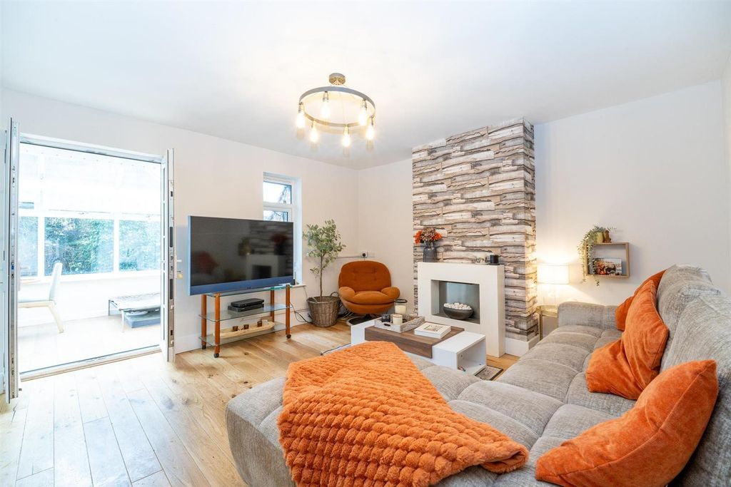 Property photo 2 of 13 Lounge