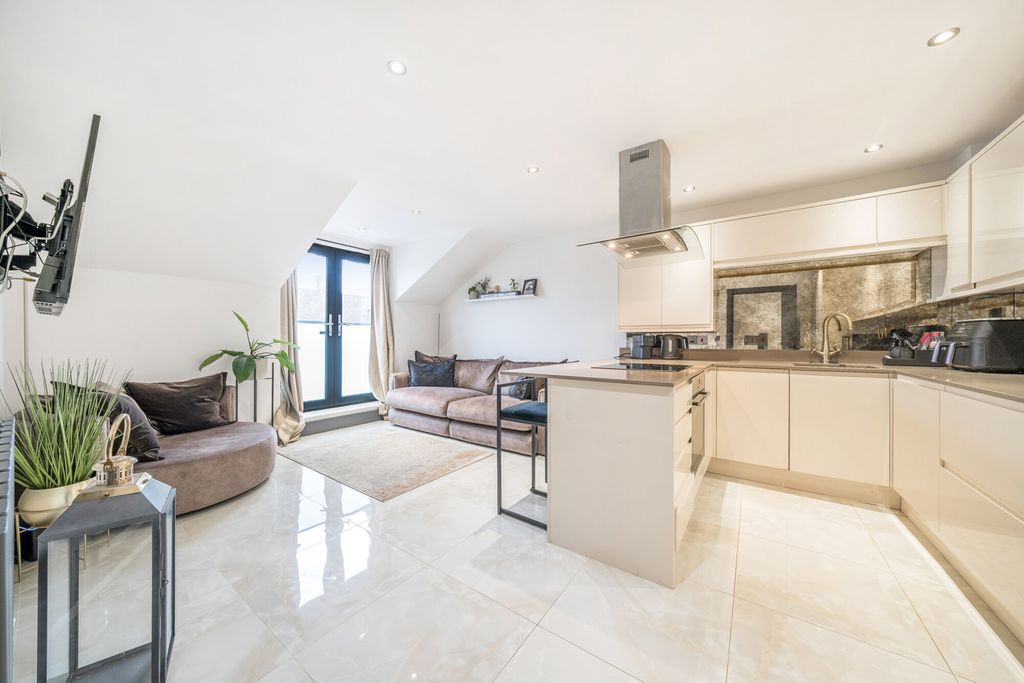 Property photo 1 of 18 Kitchen/Lounge