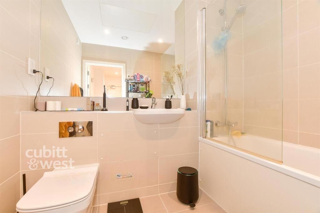 Property photo 3 of 9 Bathroom