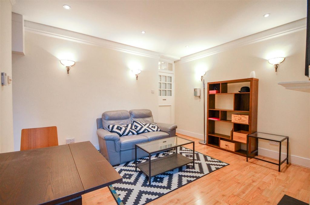 Property photo 3 of 10 Lancaster Court