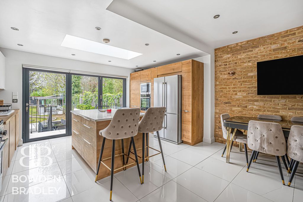 Property photo 2 of 31