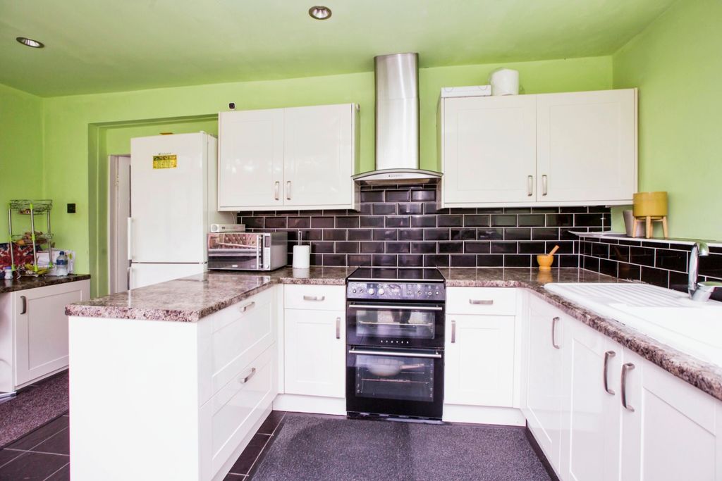 Property photo 2 of 16 Kitchen