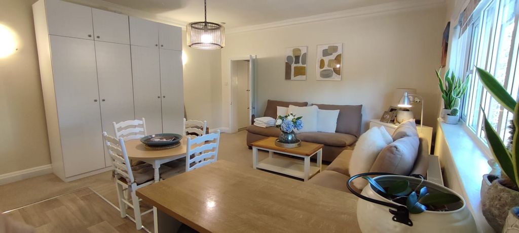 Property photo 1 of 24 Lounge