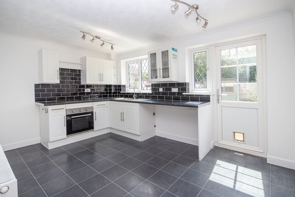 Property photo 2 of 11 Kitchen