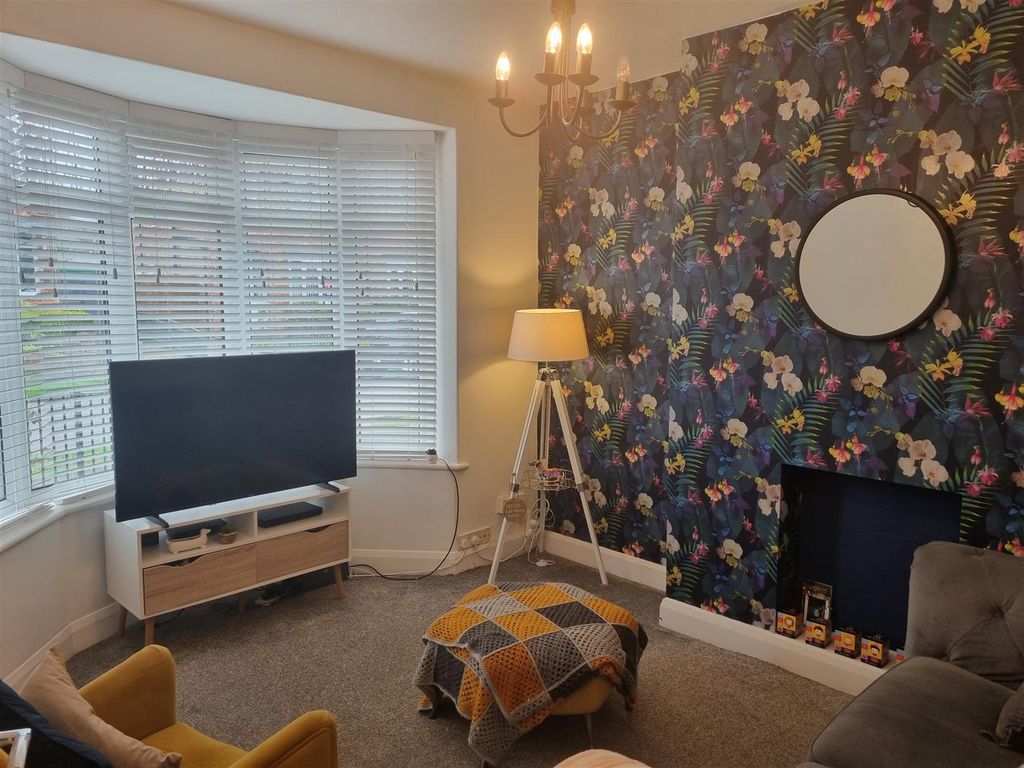 Property photo 2 of 13 Lounge