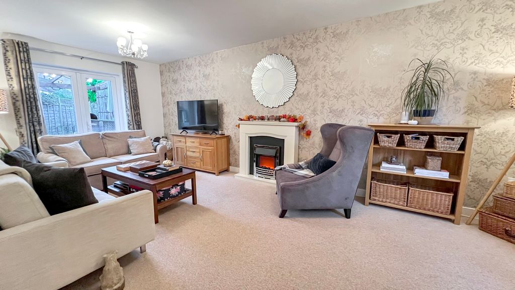 Property photo 3 of 18 Lounge