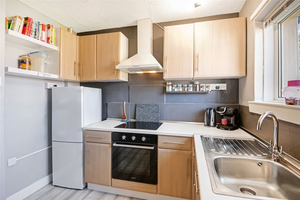 Property photo 3 of 17 Kitchen