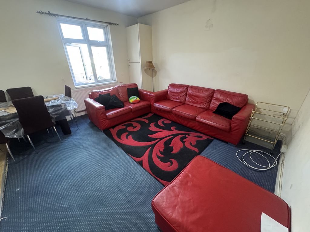 Property photo 1 of 5 Two Bedroom Flat To Rent In Hounslow Tw3