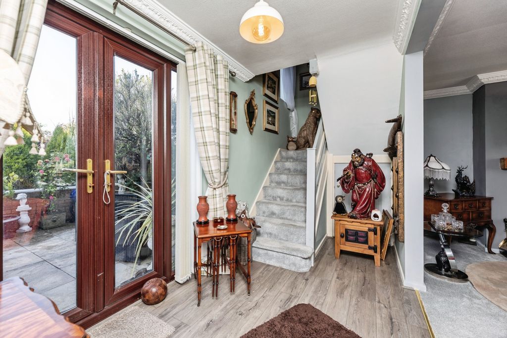 Property photo 3 of 15 Lounge