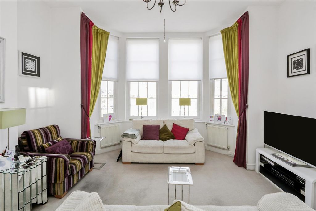 Property photo 3 of 25 Rt_Wt_Bxh_T_Job181_Chapel Drive_24_15042026135647_