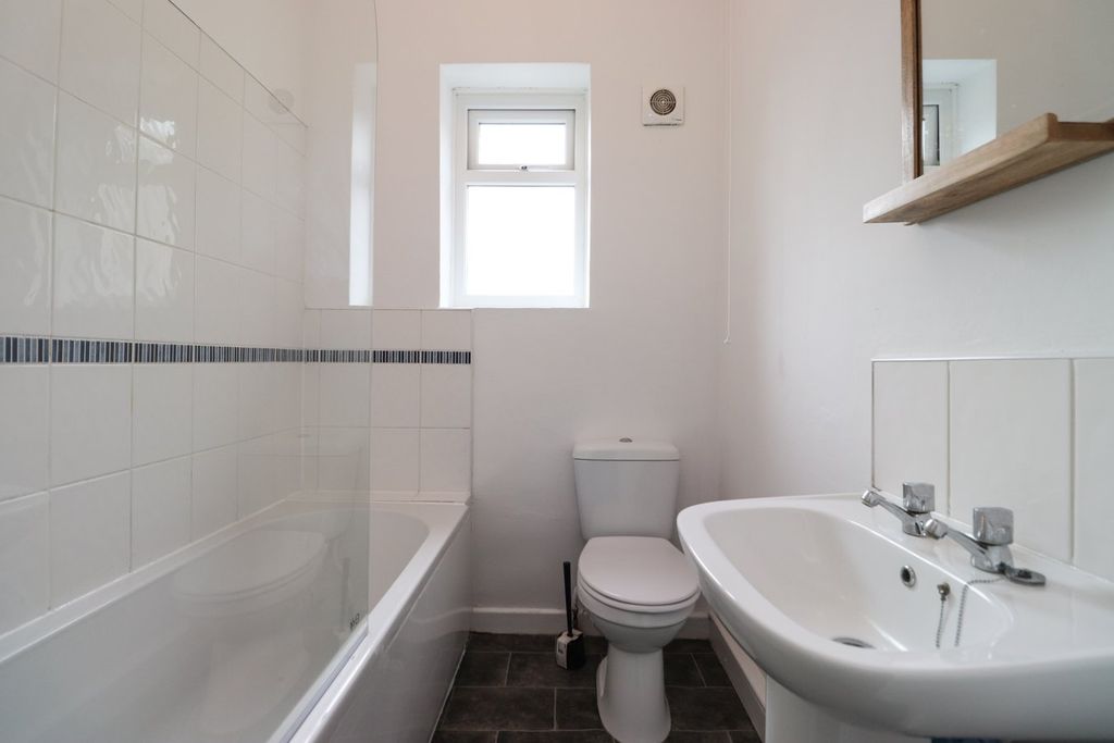 Property photo 3 of 11 Bathroom