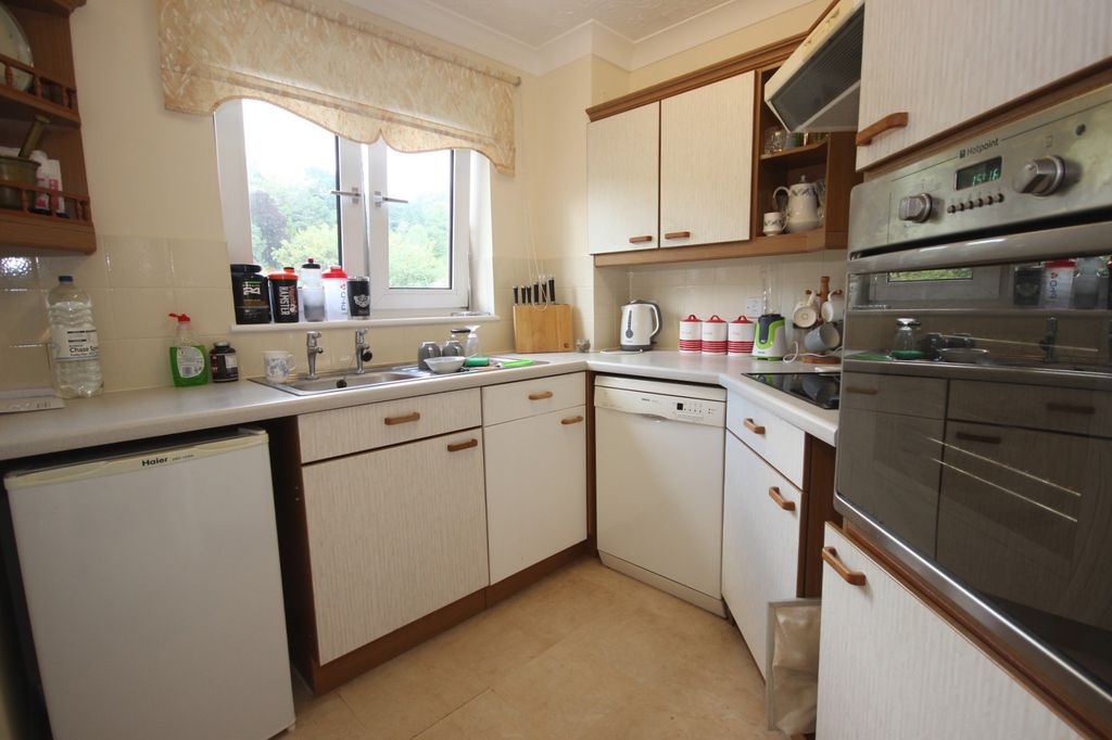 Property photo 3 of 9 Kitchen