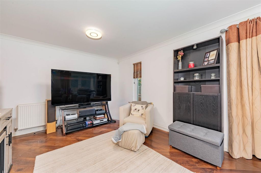 Property photo 3 of 27 1 Dudhope Gardens Dundee-9.Jpg