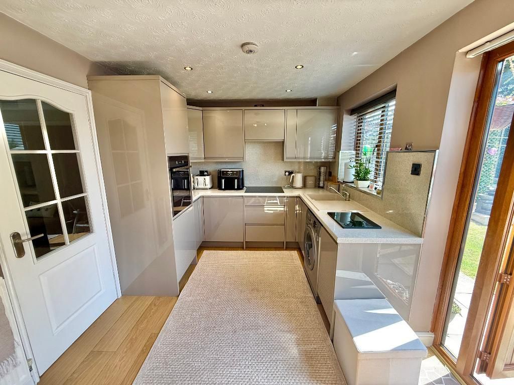 Property photo 2 of 11 Kitchen