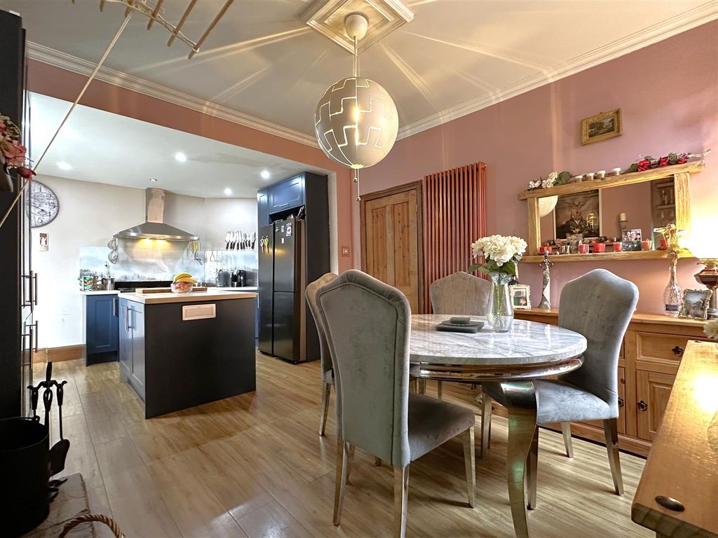 Property photo 2 of 28 Open-Plan Dining Kitchen 197