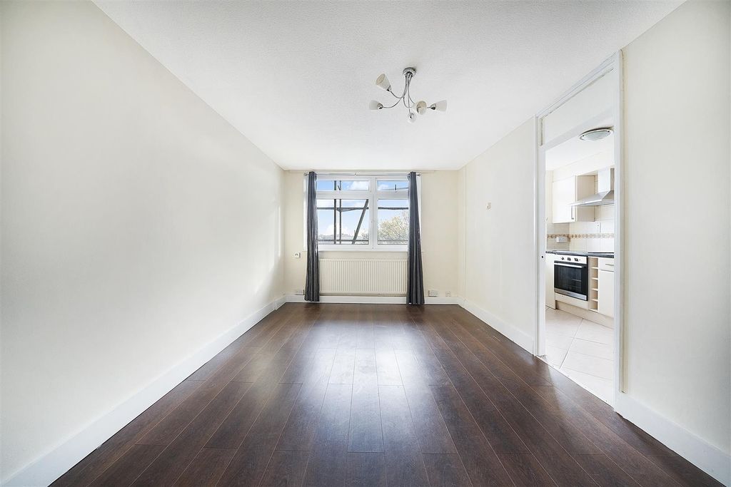 Property photo 1 of 12 Lounge