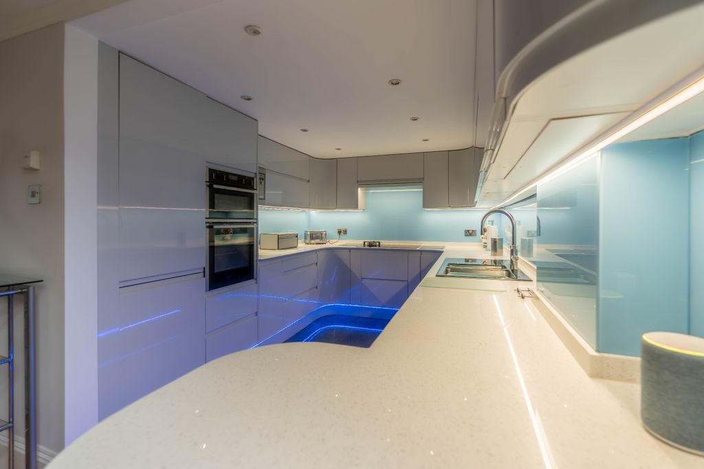 Property photo 2 of 80