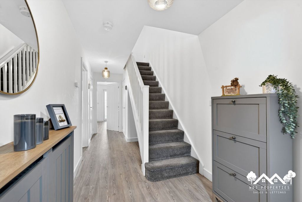 Property photo 2 of 37