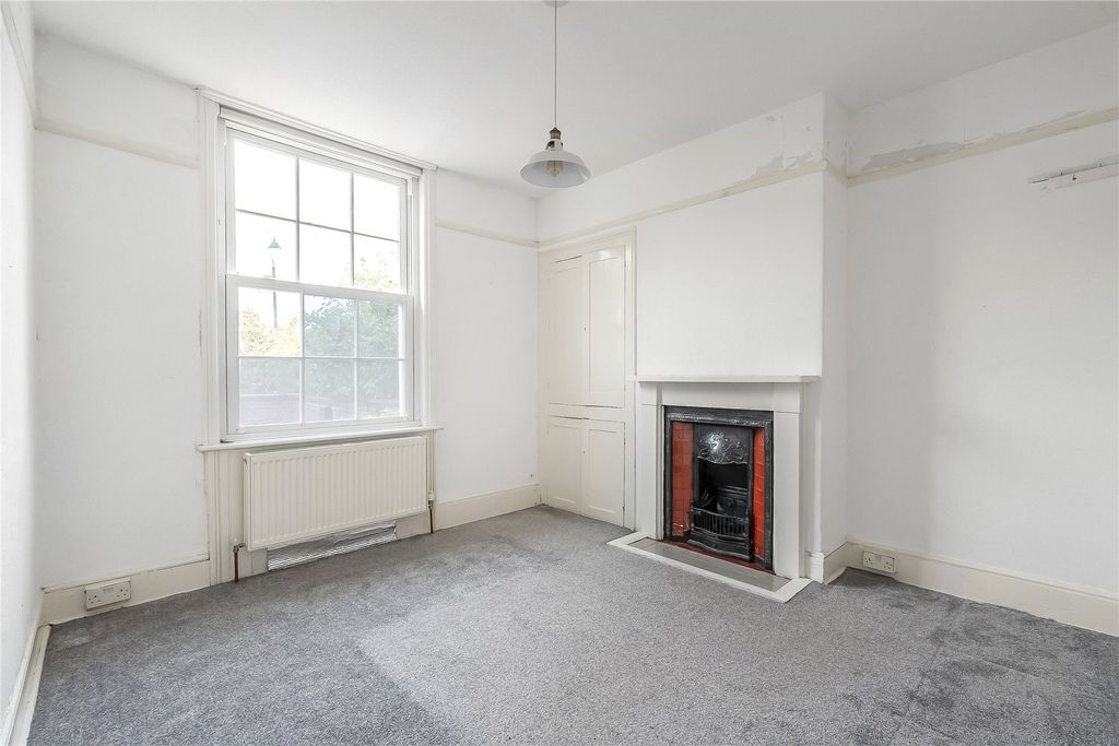 Property photo 2 of 28 Sitting Room