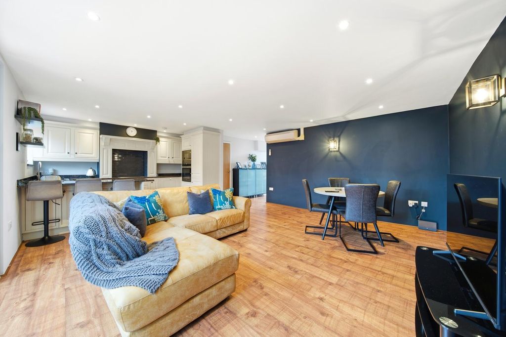 Property photo 1 of 21 Living Room