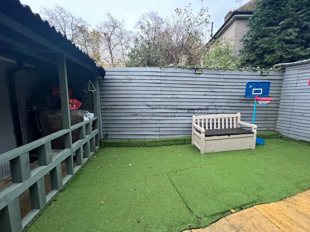 Property photo 1 of 8 Two Bedroom Ground Floor Flat Close To Goodmayes Station- Â£1700 Pcm