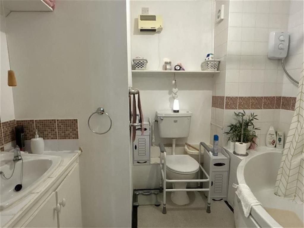 Property photo 1 of 15 Bathroom