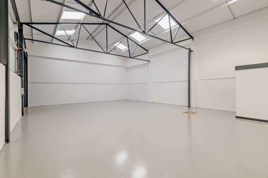 Property photo 3 of 21 8648354-Interior01-800