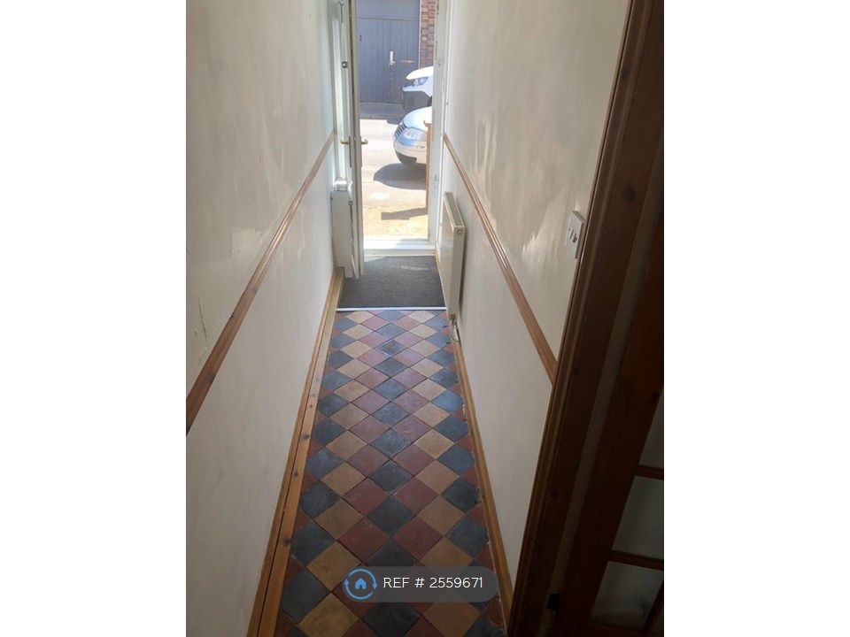 Property photo 2 of 18 Hall Way