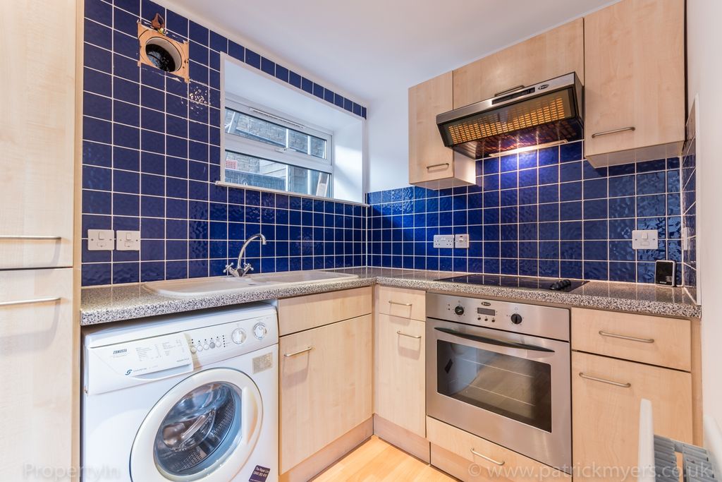 Property photo 3 of 11 Kitchen