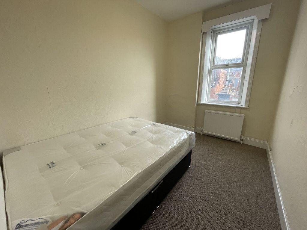 Property photo 3 of 10 A Simple Single Bedroom Featuring A Bed With A Win...