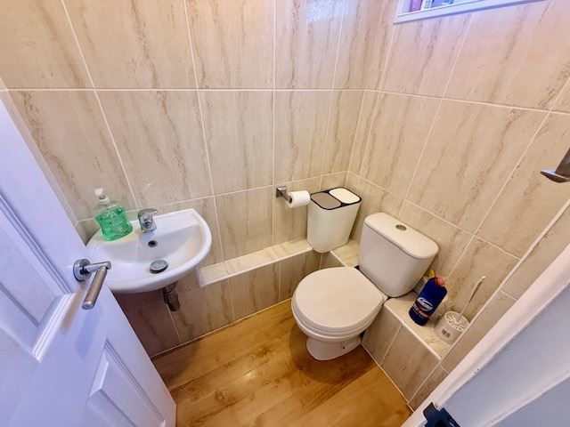 Property photo 2 of 12 Cloakroom