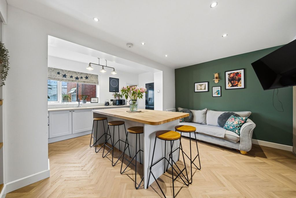 Property photo 2 of 34