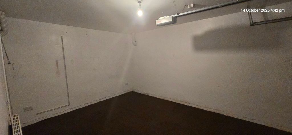 Property photo 3 of 11 Garage