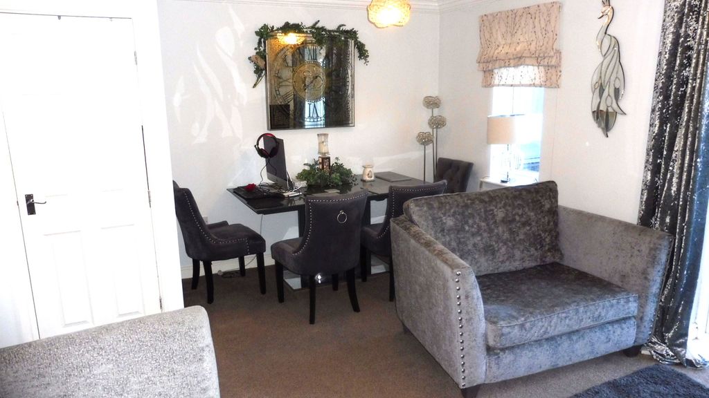 Property photo 3 of 16 Lounge
