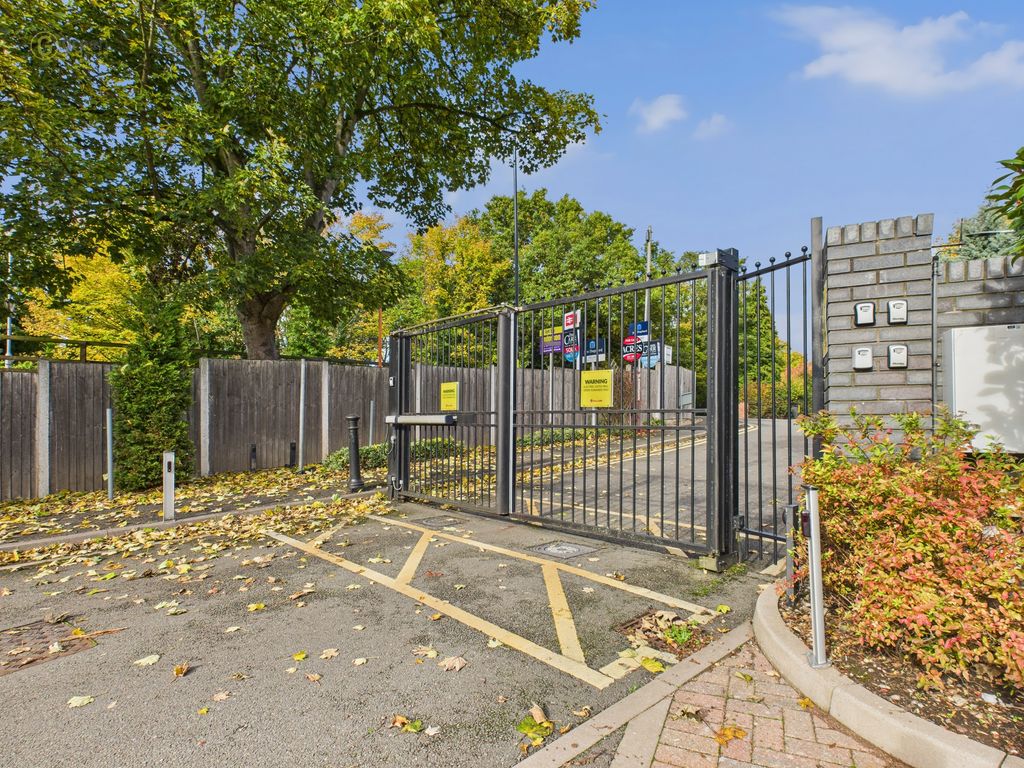 Property photo 2 of 10 Cam03830G0-Pr0232-Still001