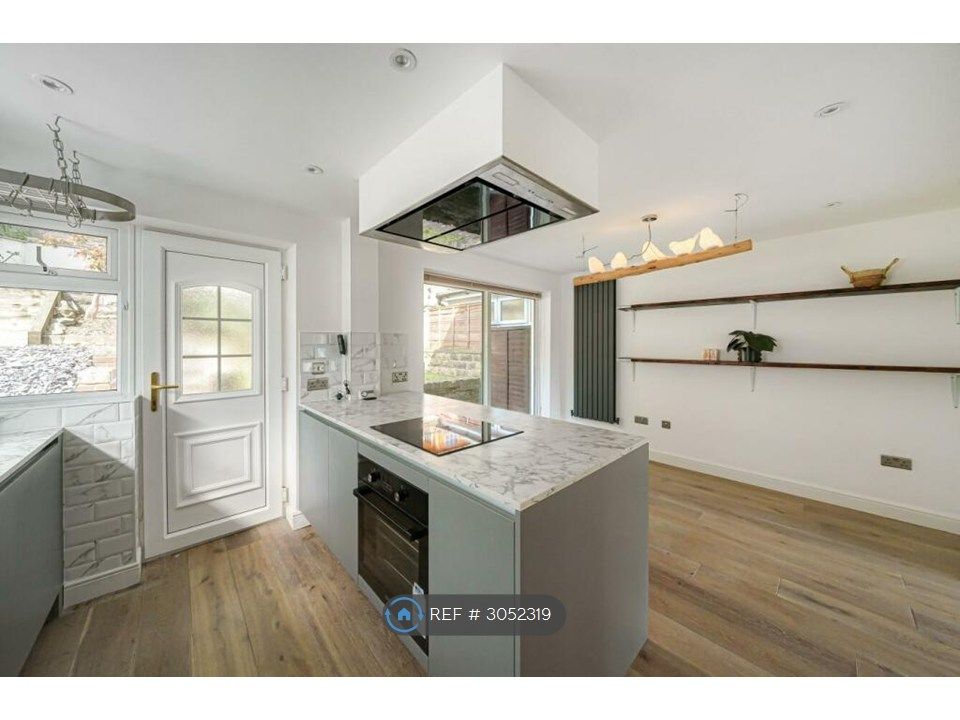 Property photo 1 of 15 Kitchen 2