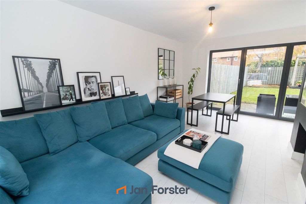 Property photo 2 of 19 Lounge