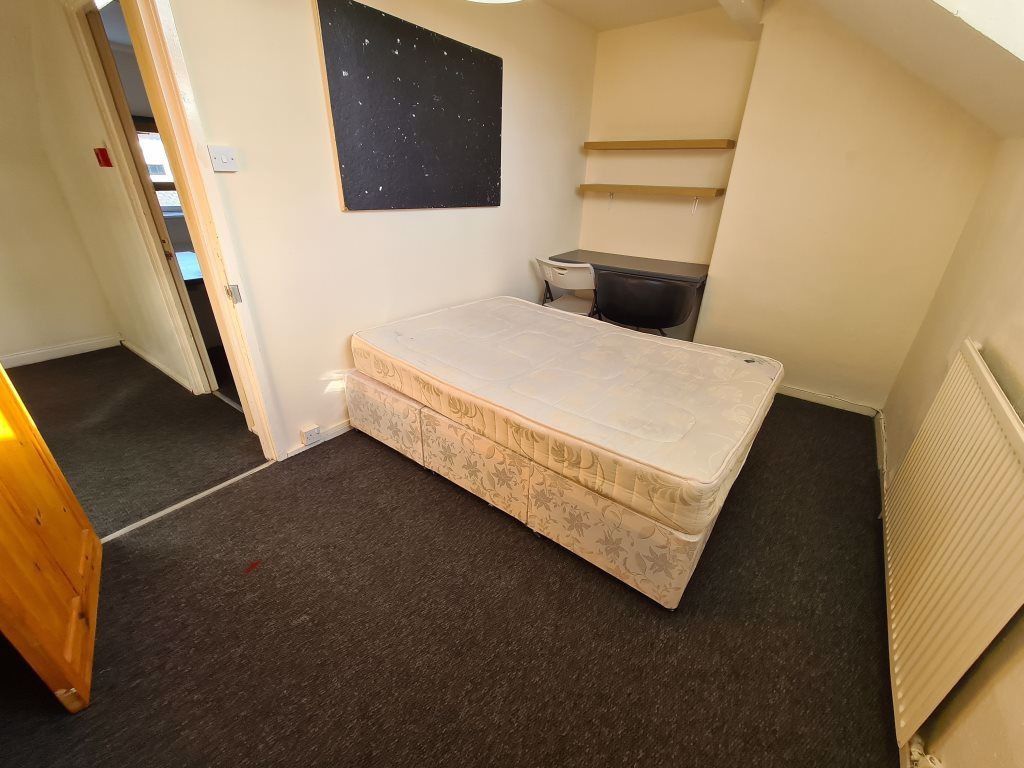 Property photo 1 of 17 A Spacious, Well-Maintained Bedroom Featuring A Co...