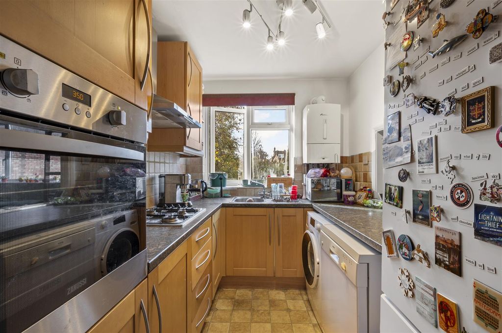 Property photo 3 of 12 Flat 2 Malcolm Lodge,9.Jpg