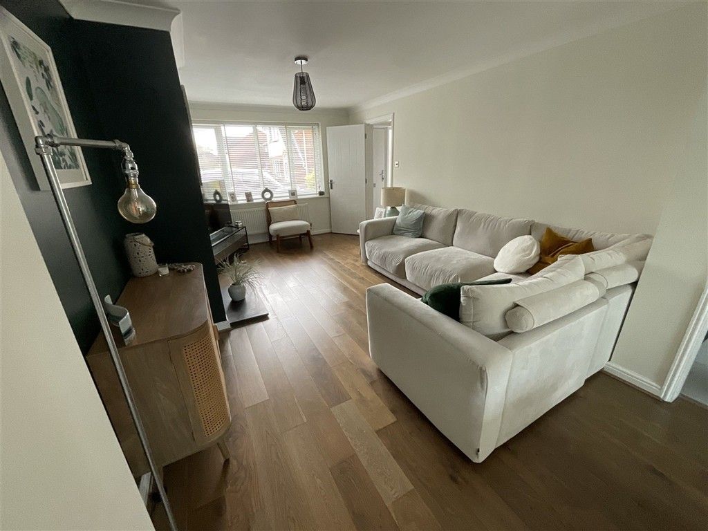 Property photo 3 of 9 Lounge