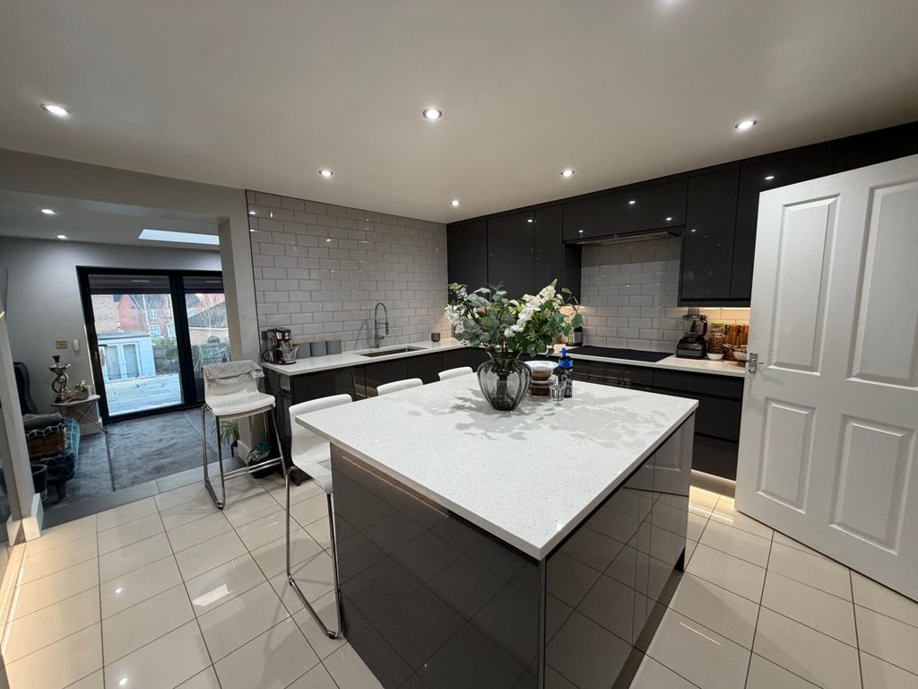 Property photo 3 of 18 Kitchen